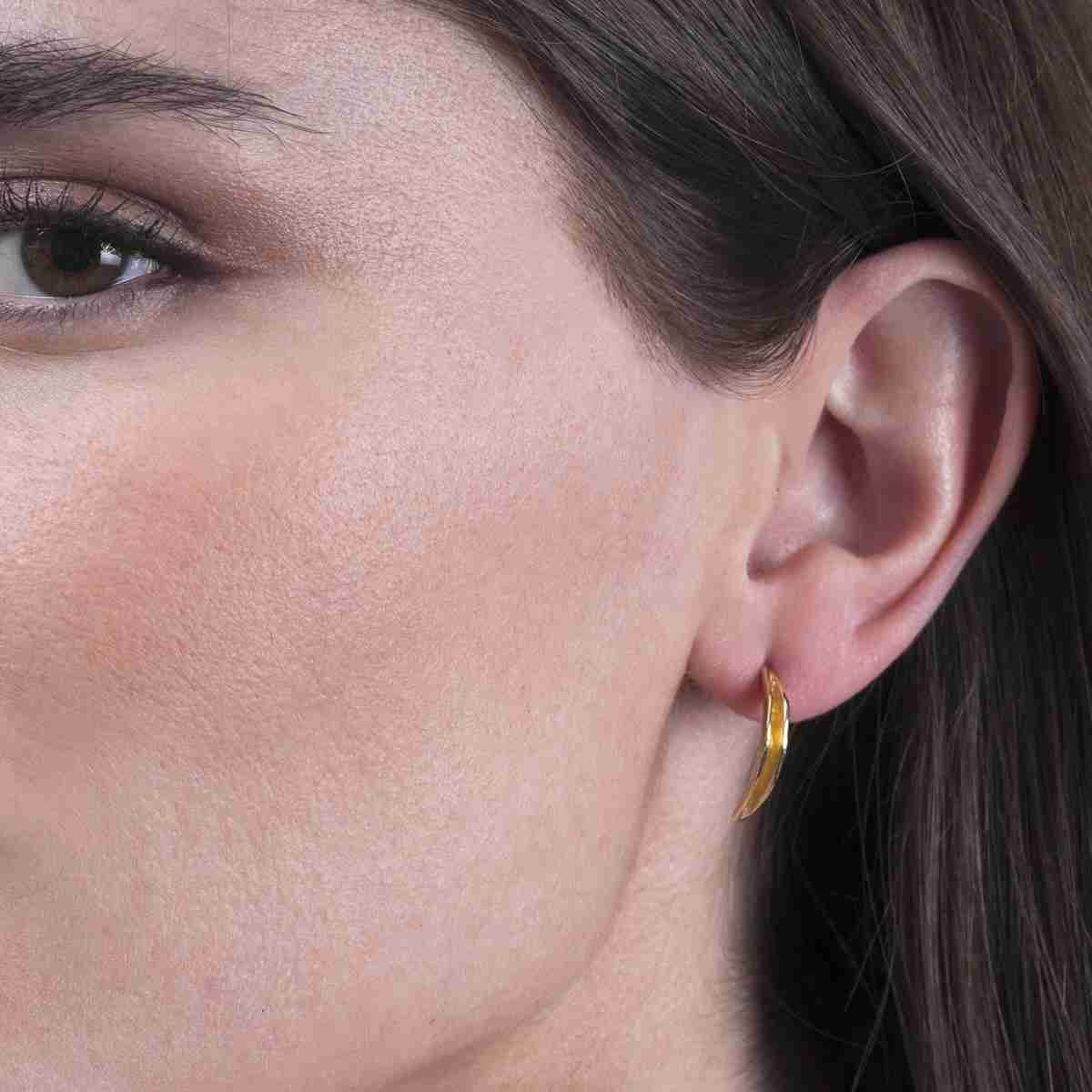 Pendientes orgánicos curvos de plata con baño de oro 18k