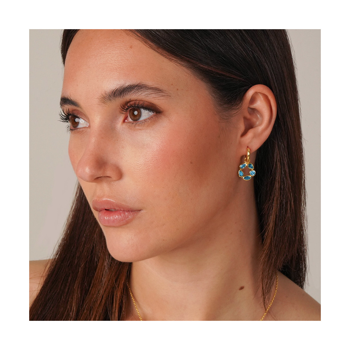 Hoop earrings with apatite flower in 18K gold vermeil
