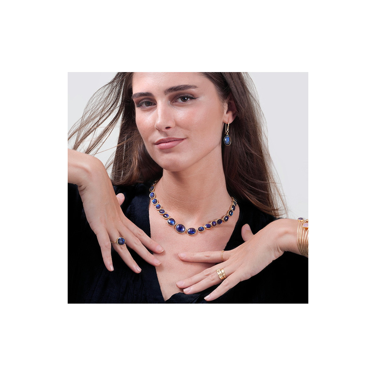 Pendientes de gancho con labradorita tallada y detalle de apatita en plata de ley con baño de oro de 18k