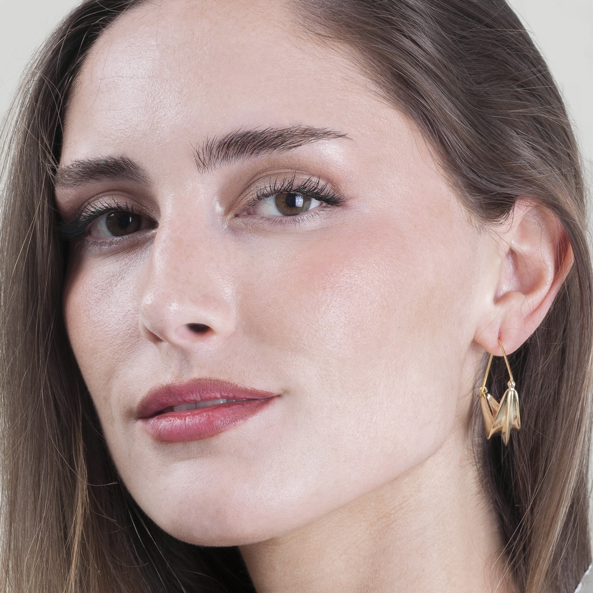 Pendientes con gancho horizontal y diseño ondulado con baño de oro 18k