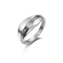 Anillo con diseño ondulado en plata de ley 925