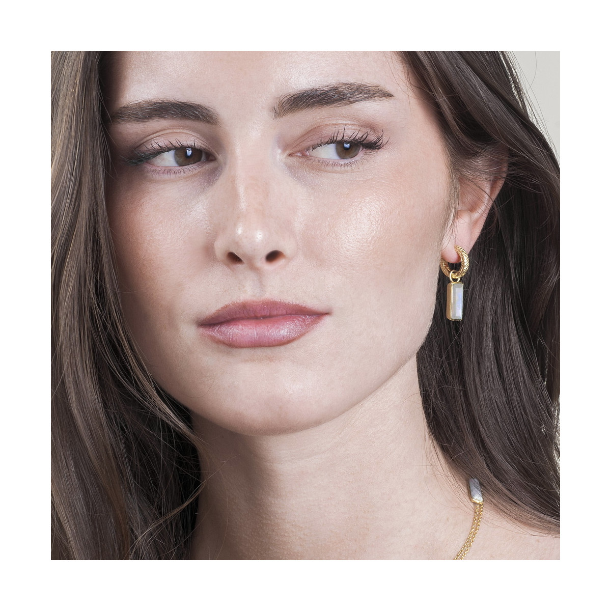 Pendientes de aro con espectrolita en plata de ley bañada en oro 18k