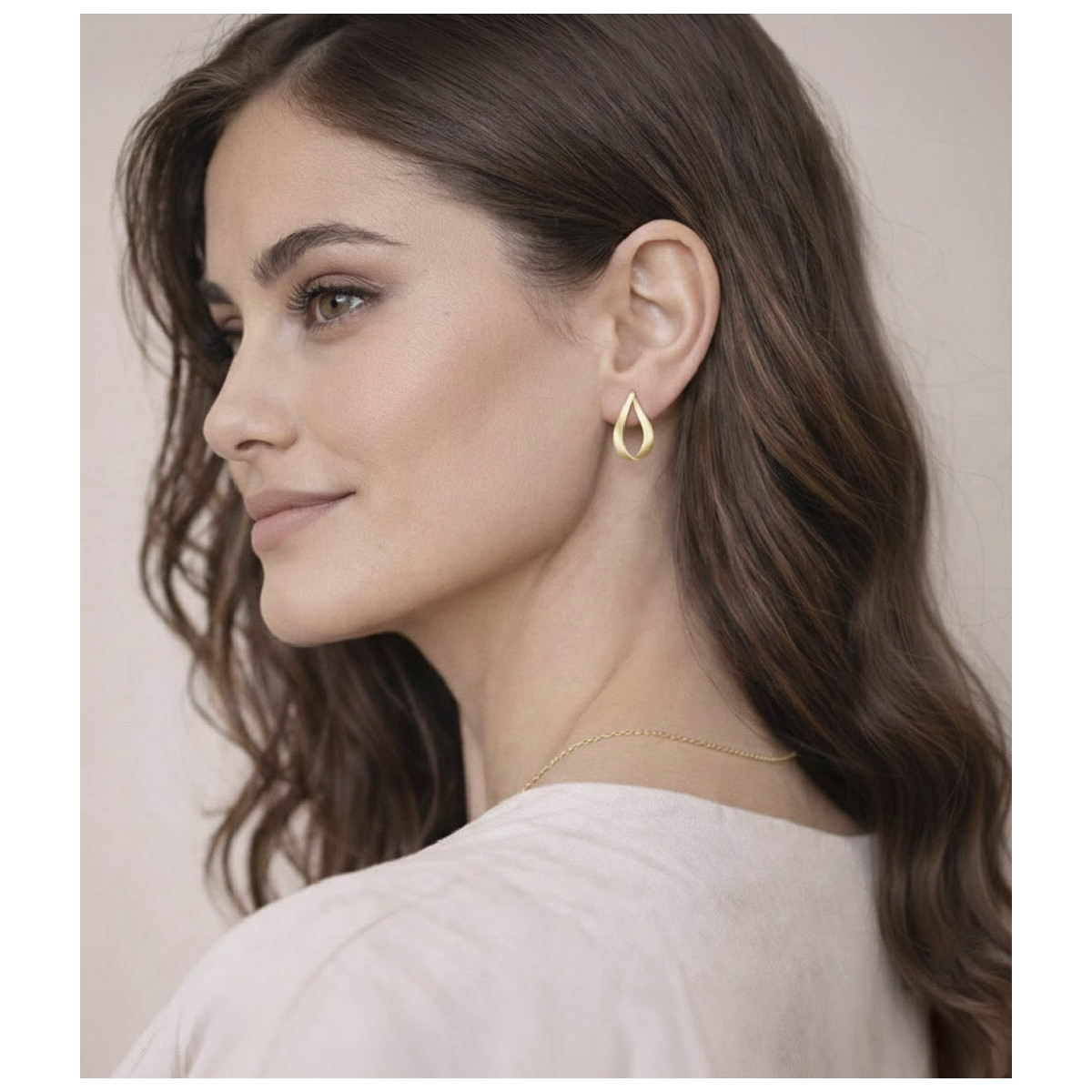 Pendientes pequeños con diseño en V invertida de plata con baño de oro 18k