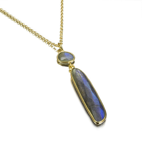 Colgante con labradorita ovalada de plata con baño de oro 18k