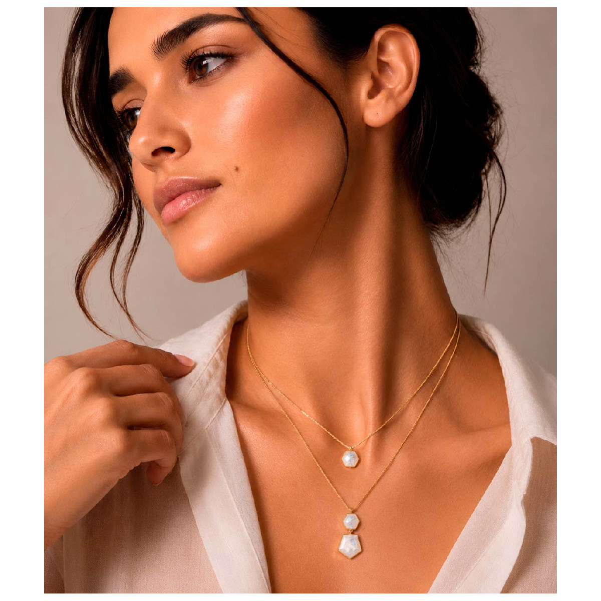Colgante con espectrolita geométrica de plata con baño de oro 18k